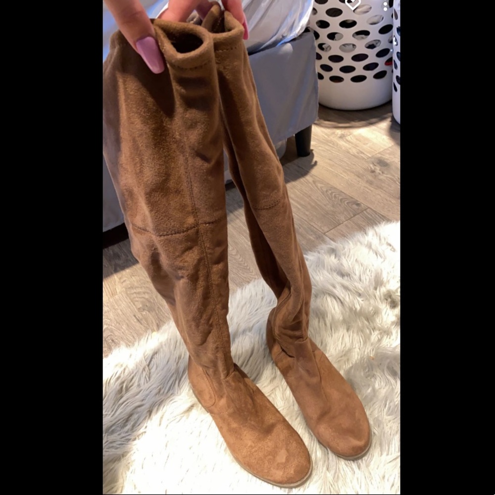 Size 8 above the knew boots brown suede material